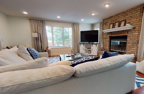 Okauchee Lake House | OKAUCHEE LAKE HOUSE HIDEAWAY