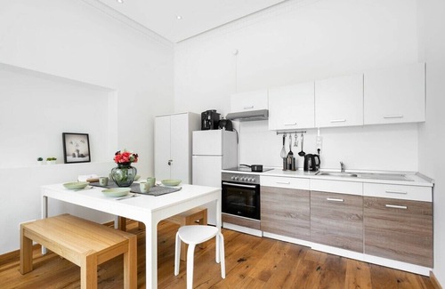 Am Alten Sudlichen Friedhof Apartment | Oktoberfest Oasis for up to 12