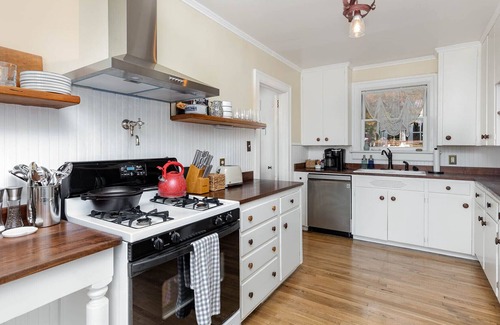 Lemon Springs Cottage | Old Blue's Retreat: Lakeview Cozy Cottage