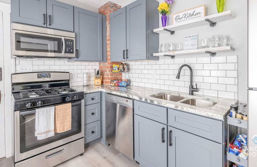 Old Brooklyn House | Old Brooklyn Duplex Apt, 2 Blocks to Ridge Park Sq