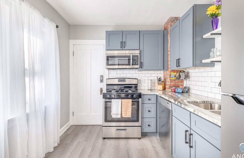 Old Brooklyn House | Old Brooklyn Duplex Apt, 2 Blocks to Ridge Park Sq