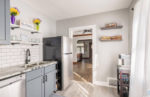 Old Brooklyn House | Old Brooklyn Duplex Apt, 2 Blocks to Ridge Park Sq