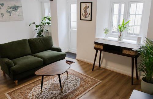 Headington House | Old Castle Cottage Retreat