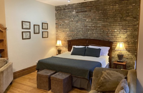 Lakeview Bed & Breakfast | Old Chicago Inn