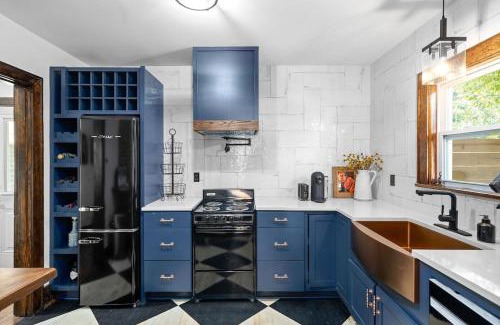 Clarksville House | Old Clarksville House w Secret Speakeasy Style Bar - 914 Crossland Ave