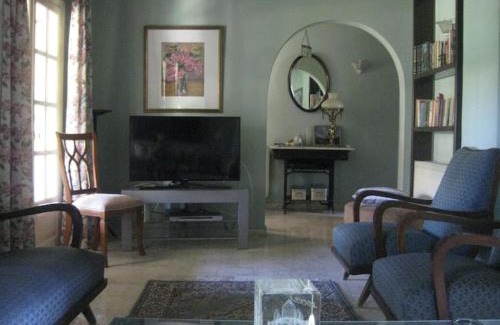 Alepou House | Old cottage in Town