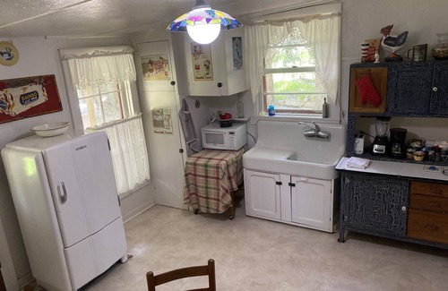 Fredericksburg Cottage | Old Country Charm 2 1/2 blocks from Main St Shopping/Private Get-a-Way w/Hot Tub