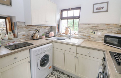 Hope Valley Cottage | OLD HALL BARN, character holiday cottage, with open fire in Hope