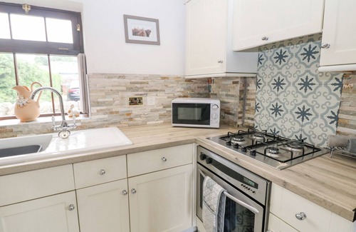 Hope Valley Cottage | OLD HALL BARN, character holiday cottage, with open fire in Hope