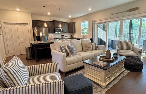 Gallatin Condo | Old Hickory Lake RetreatnShort walk to the water!