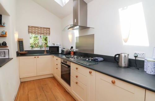 Lee Cottage | OLD MAIDS COTTAGE, pet friendly, with open fire in Woolacombe