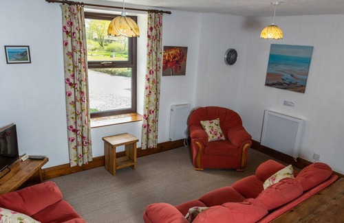 Torrington Cottage | OLD NOG COTTAGE, pet friendly, with pool in Torrington