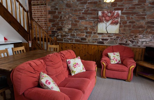 Torrington Cottage | OLD NOG COTTAGE, pet friendly, with pool in Torrington