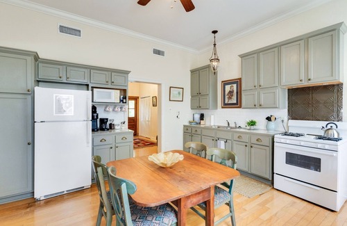 Breaux Bridge Apartment | Old Opera House Grand Residence, Downtown Breaux Bridge, sleeps 7