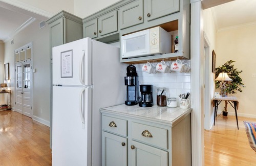 Breaux Bridge Apartment | Old Opera House Grand Residence, Downtown Breaux Bridge, sleeps 7