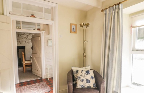 St Ishmaels Cottage | OLD POST COTTAGE, pet friendly, with open fire in St. Ishmaels