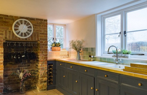 Dargate Apartment | Old Post Office by Bloom Stays - ideal for couples, wonderful location, hot tub