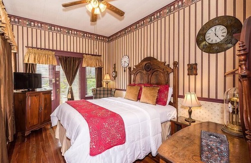 Downtown Historic District Bed & Breakfast | Old Powder House Inn