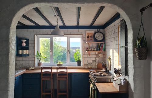 Neath House | Old Road Cottage Pet Friendly Outdoors Beaches