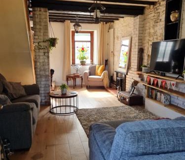 Neath House | Old Road Cottage Pet Friendly Outdoors Beaches