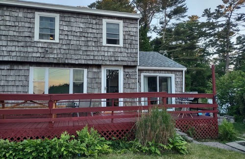 White Island Shores House | Old school family fun on the lake! Sleeps 10, lake access, large deck with BBQ
