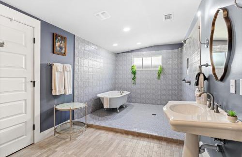 Biloxi House | Old Spanish House Suite C Sophisticated Retreat