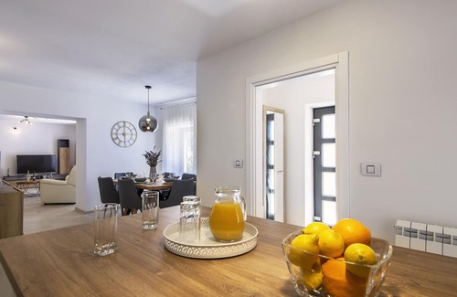 Pinezici Villa | Old stone house