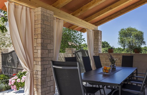 Pinezici Villa | Old stone house