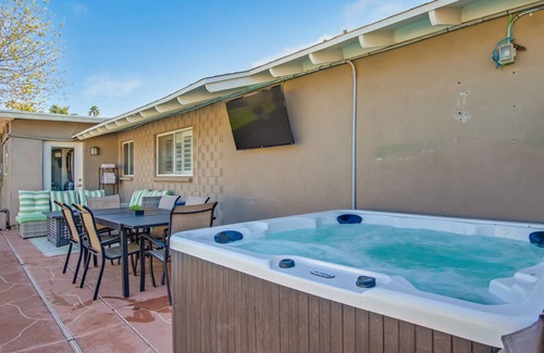 Scottsdale Estates Nine House | Old Town Escape|FREE Heated Pool & Spa|Sleeps 12