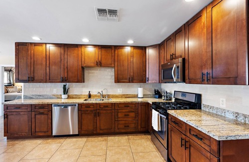 Village Grove House | Old Town- Heated Pool- Hot Tub- Game Room- Firepit- Putting Green!