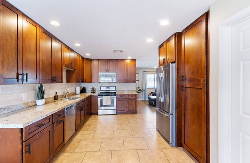 Village Grove House | Old Town- Heated Pool- Hot Tub- Game Room- Firepit- Putting Green!