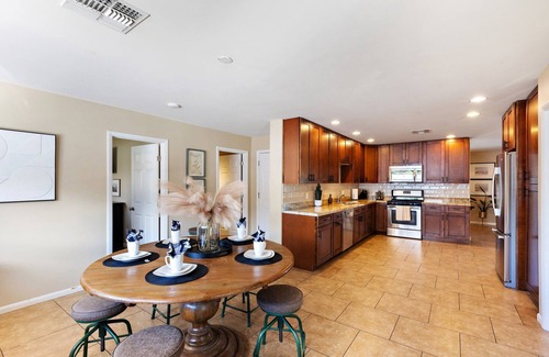 Village Grove House | Old Town- Heated Pool- Hot Tub- Game Room- Firepit- Putting Green!