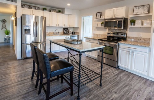 New Papago Parkway House | Old Town! - Sleeps 16, w/9 beds! + Pool + Firepit + BBQ +Putting Green