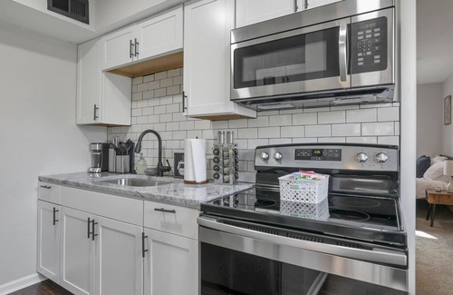 Franklin Park Apartment | Old Towne East - 1 BR Apt - Steps from E Market!