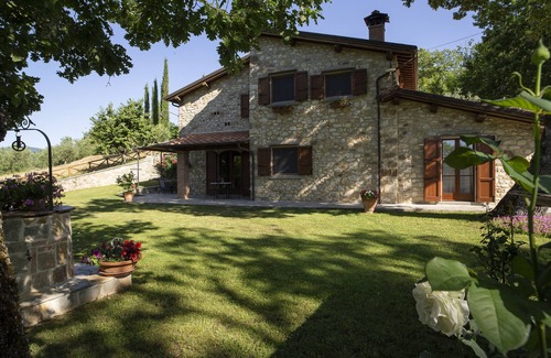 Caprese Michelangelo House | Old Tuscan farmhouse with salt pool, soccer/volleyball field, barbecue