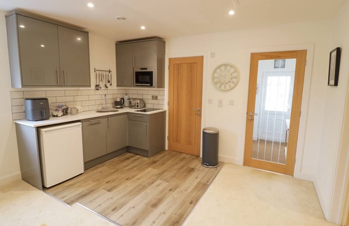 Kineton Cottage | OLDWYCHE BARNS, pet friendly, with a garden in Kineton