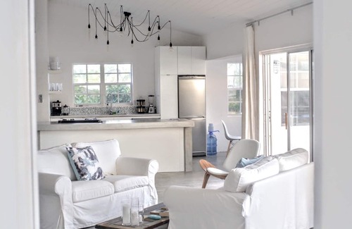 Gregory Town House | Oleander Gardens Beautiful Modern next to Cove Resort