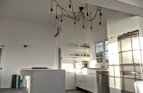 Gregory Town House | Oleander Gardens Beautiful Modern next to Cove Resort