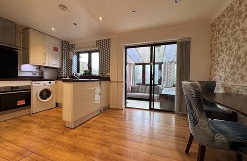 North Stifford House | Olive 3-4 Bed House, Sleeps 9, Free Parking, Grays
