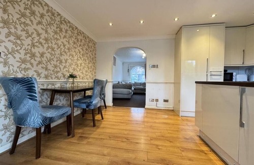 North Stifford House | Olive 3-4 Bed House, Sleeps 9, Free Parking, Grays