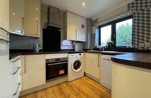 North Stifford House | Olive 3-4 Bed House, Sleeps 9, Free Parking, Grays