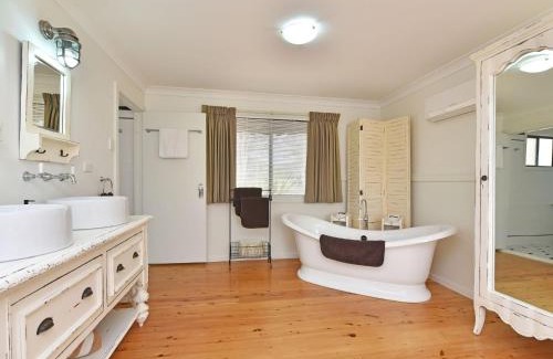 Pokolbin House | Olive Grove 3 1 Bedroom Villa with large Bath