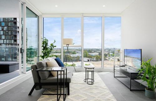 Lidcombe Apartment | Olympic Park modern apt near train shops with pool