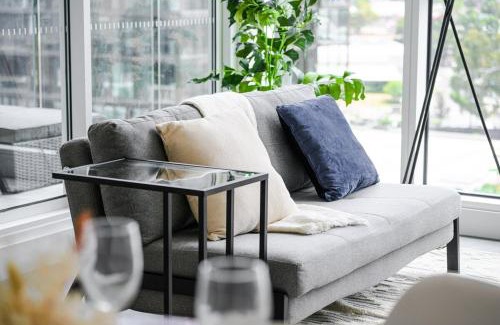 Lidcombe Apartment | Olympic Park modern apt near train shops with pool