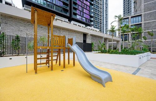 Lidcombe Apartment | Olympic Park modern apt near train shops with pool