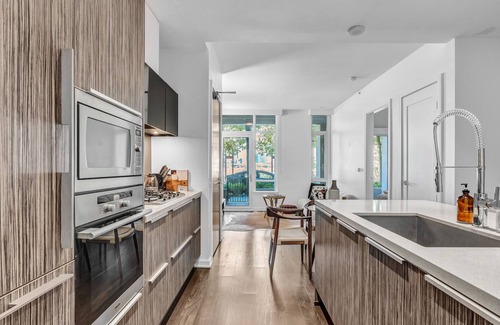 Southeast False Creek Apartment | Olympic Village at its finest