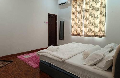 Bandar Sri Sendayan House | Omar Little Palace - 4 Bedroom Homestay Seremban