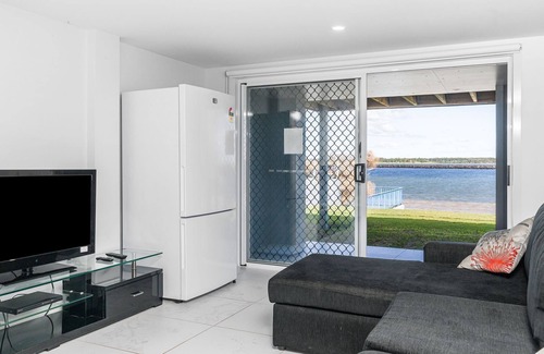 Iluka House | Omaroo - Absolute waterfront location