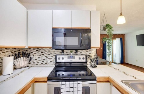 East Stroudsburg House | Omega · Omega Lounge -2BR Townhouse w/Jacuzzi-Shawnee Mtn