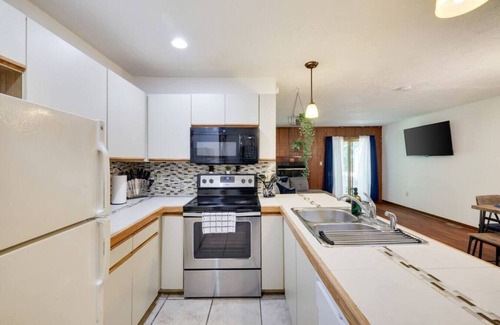 East Stroudsburg House | Omega · Omega Lounge -2BR Townhouse w/Jacuzzi-Shawnee Mtn